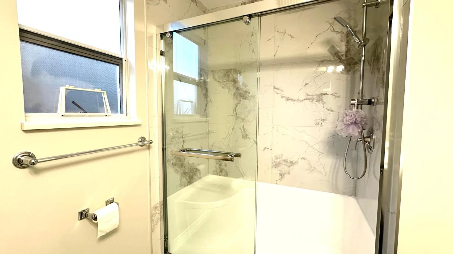 Newly Renovated 2 Bed 1 Bath In Ladner Bc Hotel Delta Guest house